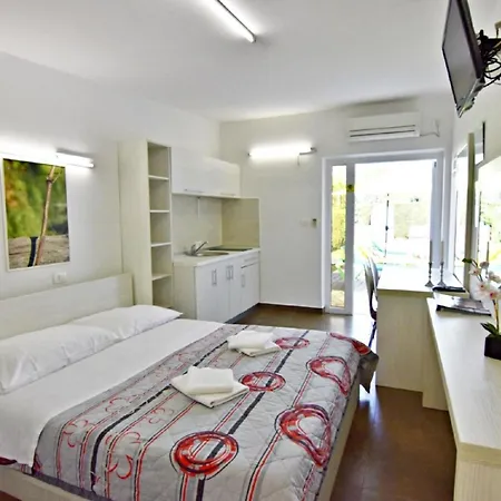 Ferienwohnung In Mit Schoner Terrasse דירה *