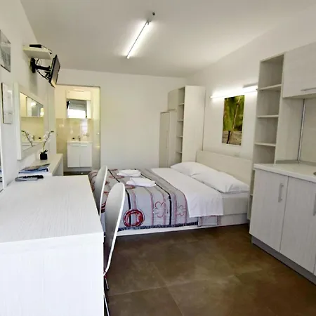 Ferienwohnung In Mit Schoner Terrasse * אומאג