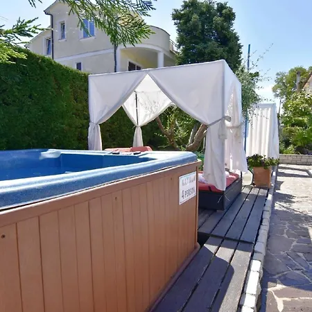 Ferienwohnung In Mit Schoner Terrasse אומאג