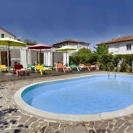 Ferienwohnung In Mit Schoner Terrasse * אומאג